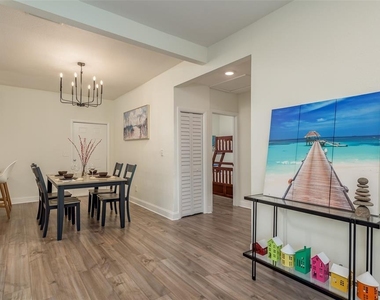 206 W Warren Avenue - Photo Thumbnail 8