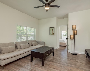 206 W Warren Avenue - Photo Thumbnail 5