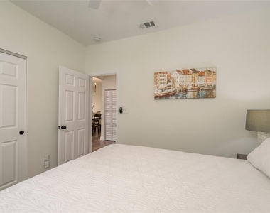 206 W Warren Avenue - Photo Thumbnail 27