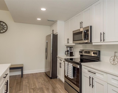 206 W Warren Avenue - Photo Thumbnail 13