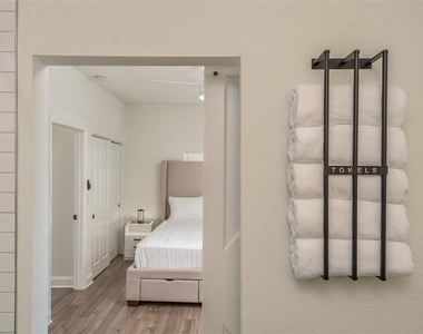 206 W Warren Avenue - Photo Thumbnail 24