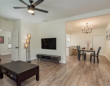 206 W Warren Avenue - Photo Thumbnail 7