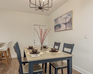 206 W Warren Avenue - Photo Thumbnail 16