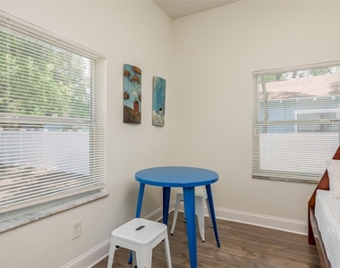 206 W Warren Avenue - Photo Thumbnail 30
