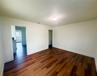 1502 W Grace Street - Photo Thumbnail 8