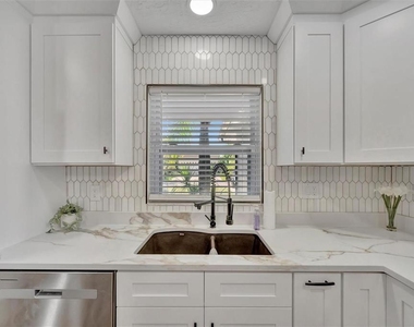 6209 Flamingo Drive - Photo Thumbnail 12