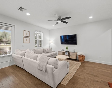 6615 S Manhattan Avenue - Photo Thumbnail 6