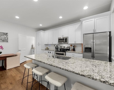 6615 S Manhattan Avenue - Photo Thumbnail 10