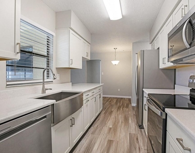 423 Van Reed Manor Drive - Photo Thumbnail 3