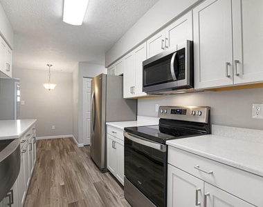423 Van Reed Manor Drive - Photo Thumbnail 4