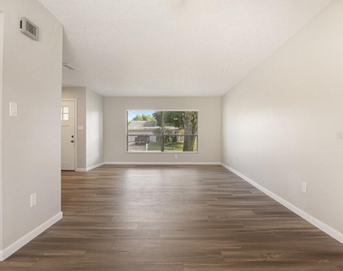 423 Van Reed Manor Drive - Photo Thumbnail 2