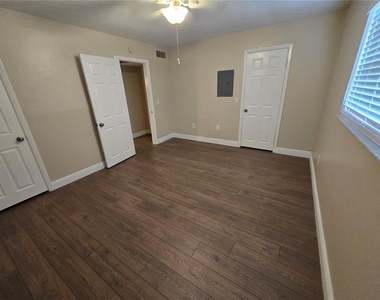 1320 Moreland Drive - Photo Thumbnail 7