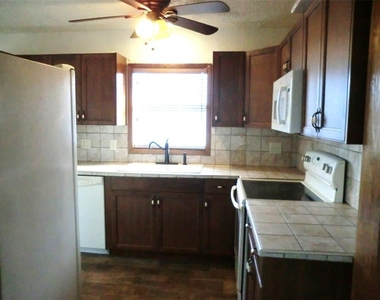 202 Bedford Trail - Photo Thumbnail 7