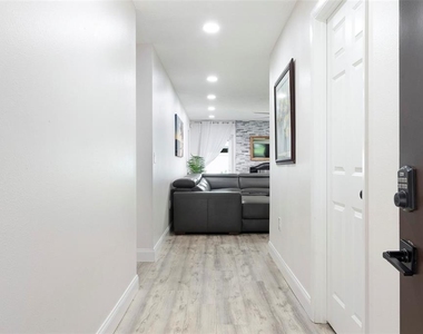 7254 55th Avenue N - Photo Thumbnail 3