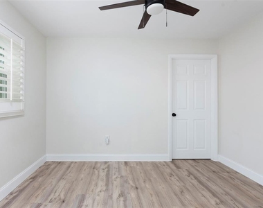 7254 55th Avenue N - Photo Thumbnail 16