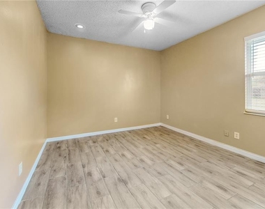 305 Medina Court - Photo Thumbnail 12