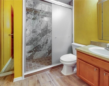 305 Medina Court - Photo Thumbnail 14