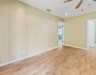 305 Medina Court - Photo Thumbnail 9