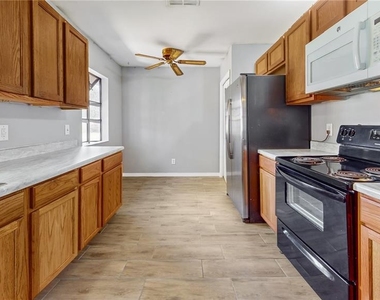 305 Medina Court - Photo Thumbnail 6