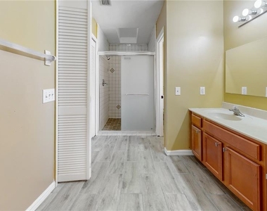 305 Medina Court - Photo Thumbnail 10