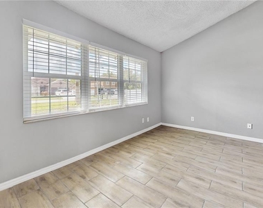 305 Medina Court - Photo Thumbnail 5