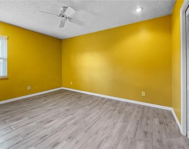 305 Medina Court - Photo Thumbnail 15