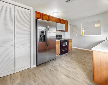 305 Medina Court - Photo Thumbnail 7