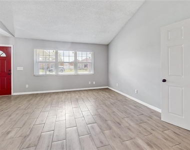 305 Medina Court - Photo Thumbnail 3