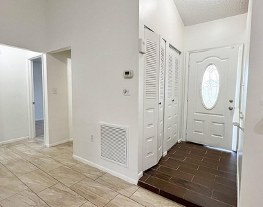 10 York Court - Photo Thumbnail 4