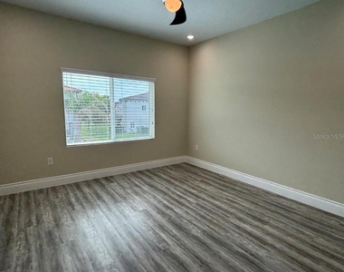 1915 Greenbriar Terrace - Photo Thumbnail 4