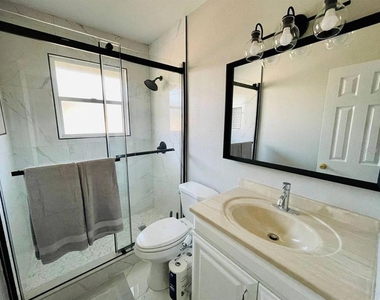 582 Revilo Boulevard - Photo Thumbnail 8