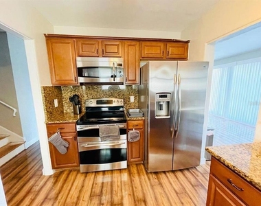 582 Revilo Boulevard - Photo Thumbnail 4