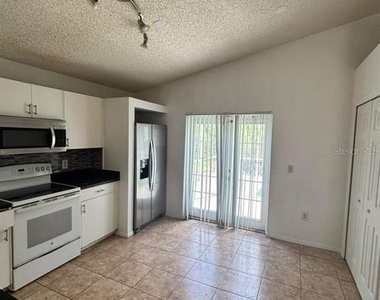 2713 Palm Isle Way - Photo Thumbnail 3