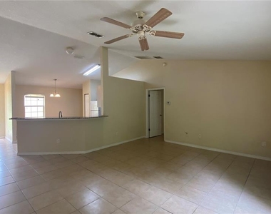 523 Silver Way Drive - Photo Thumbnail 3