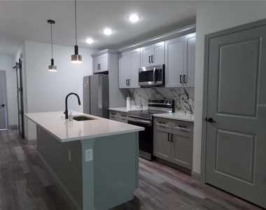 2262 Fernwood St Unit B - Photo Thumbnail 11
