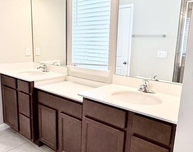 63 Berlin Avenue - Photo Thumbnail 17