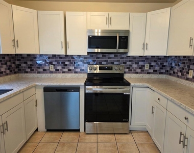 415 S Greenwich Court - Photo Thumbnail 4