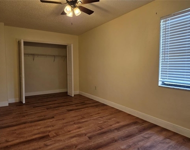 415 S Greenwich Court - Photo Thumbnail 8