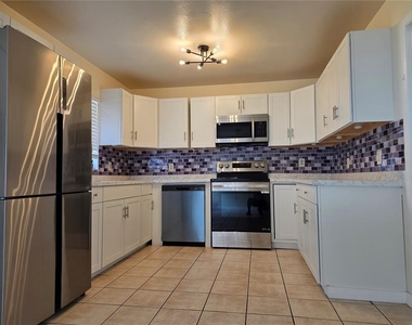 415 S Greenwich Court - Photo Thumbnail 3