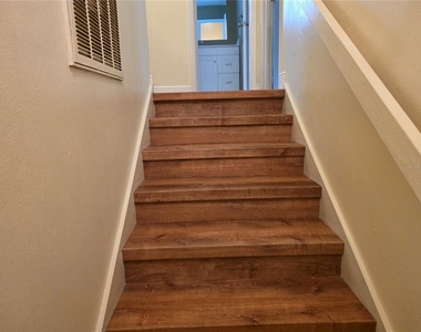 415 S Greenwich Court - Photo Thumbnail 7