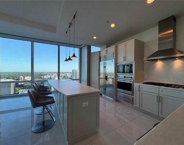 150 E Robinson Street - Photo Thumbnail 4