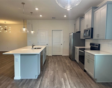 3272 Arch Avenue - Photo Thumbnail 16