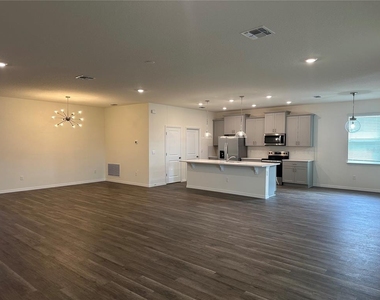 3272 Arch Avenue - Photo Thumbnail 6