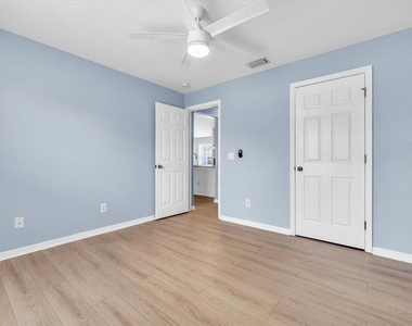1708 Blue Lake Circle - Photo Thumbnail 17