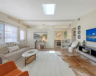2551 Waneta Drive - Photo Thumbnail 2