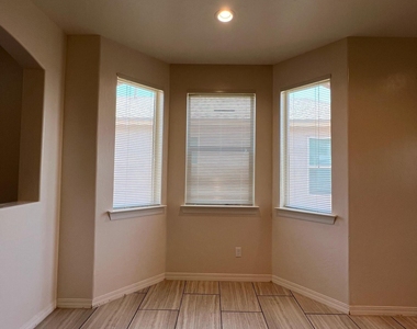 147 N Manzanita Drive - Photo Thumbnail 8