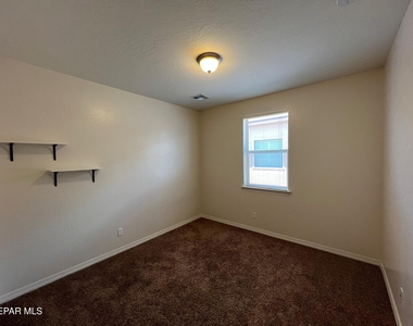 147 N Manzanita Drive - Photo Thumbnail 3