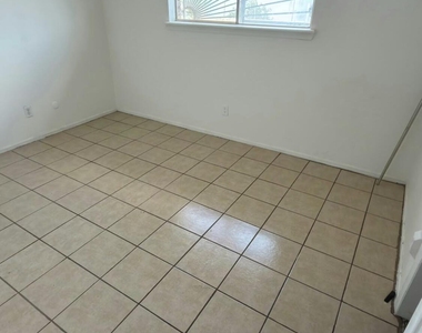 4825 Rolling Stone Avenue - Photo Thumbnail 5