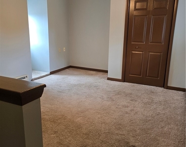 196 W Madison St - Photo Thumbnail 11
