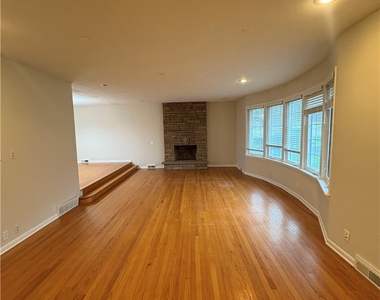 215 Locksley Road - Photo Thumbnail 2